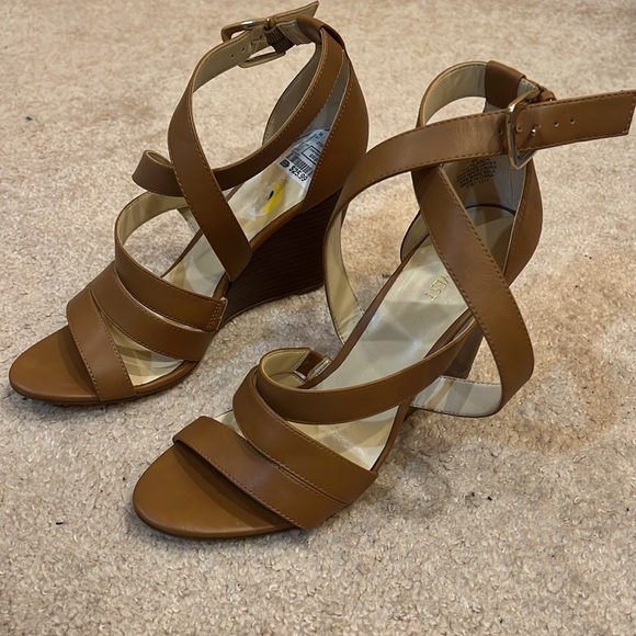 Nine West tan wedge sandals size 9M - Picture 4 of 4